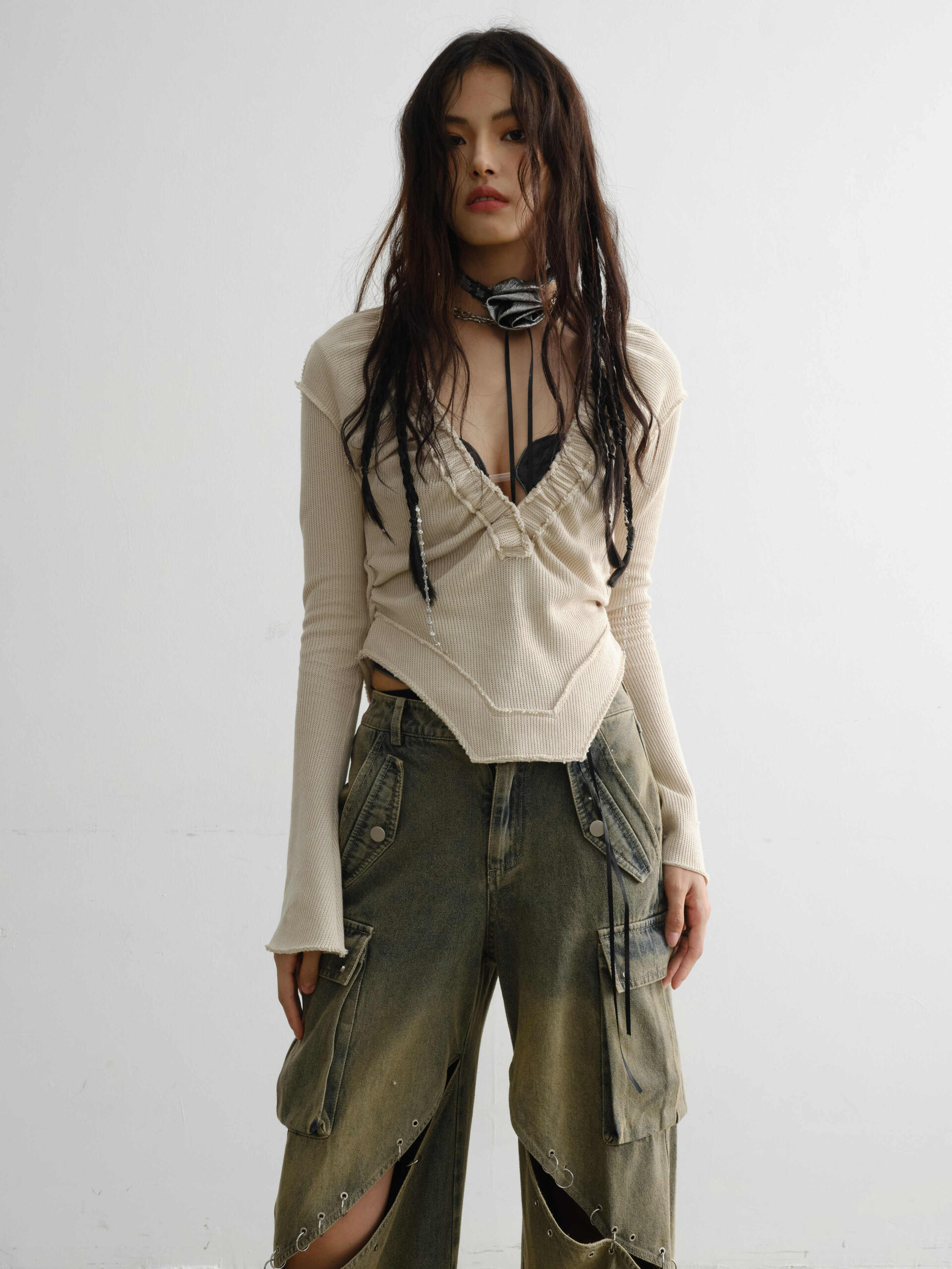 Deep V Knit Bottoming Shirt With Raw Edge Stitching - Image 6