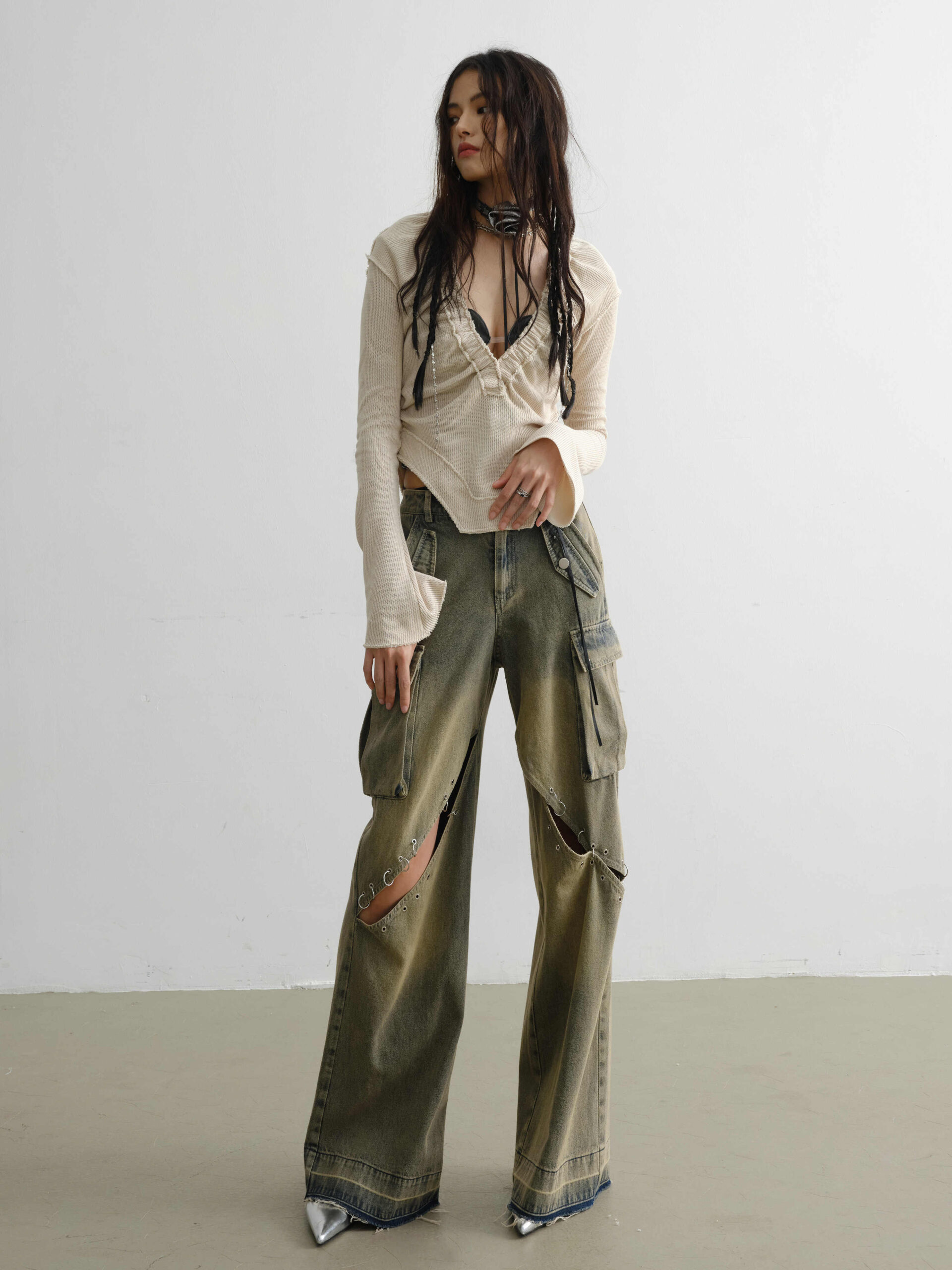 Deep V Knit Bottoming Shirt With Raw Edge Stitching - Image 5
